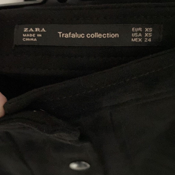 Zara mini skirt with clip-on buttons down the middle - Picture 3 of 3